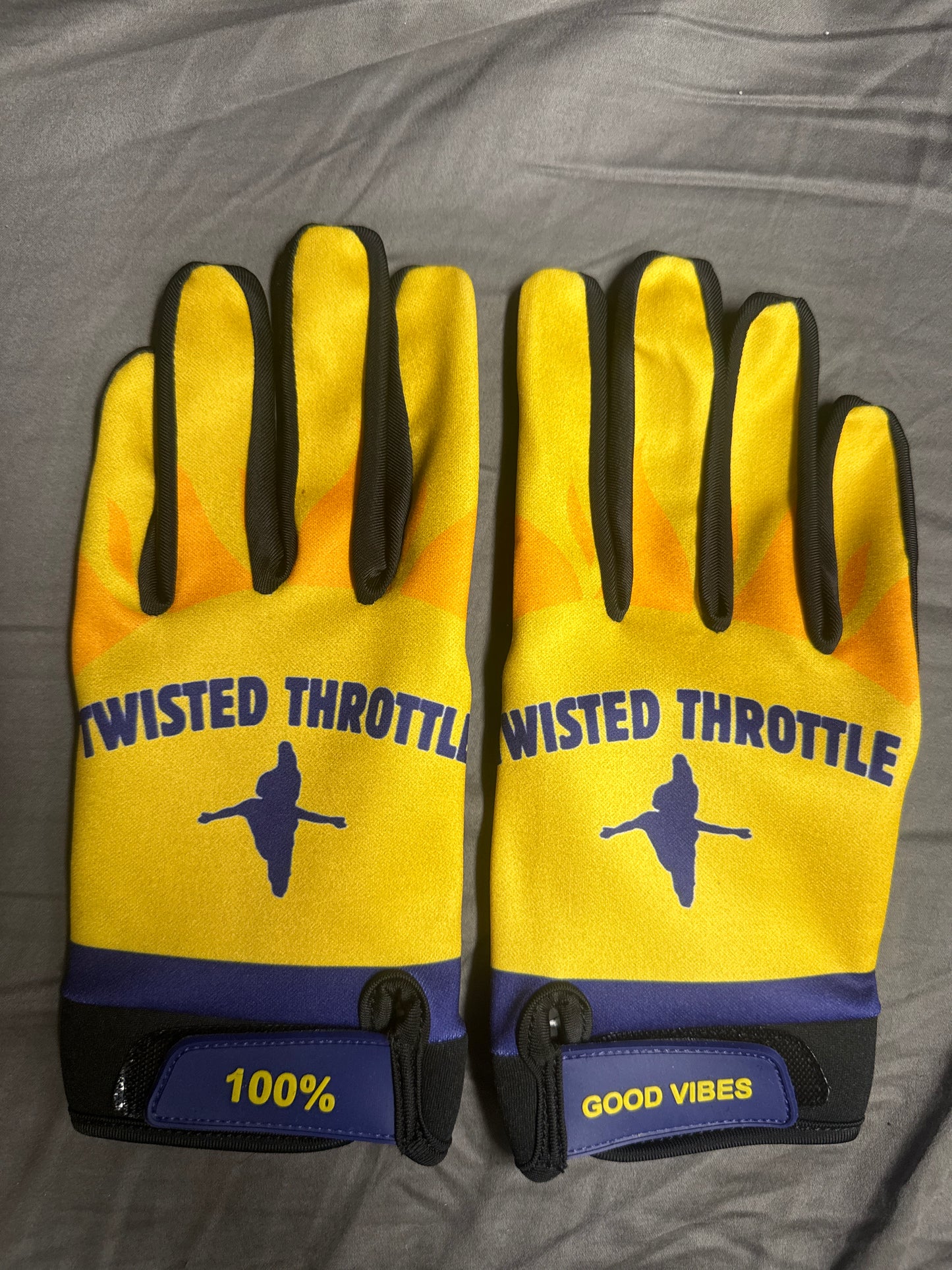 Twisted throttle Gloves